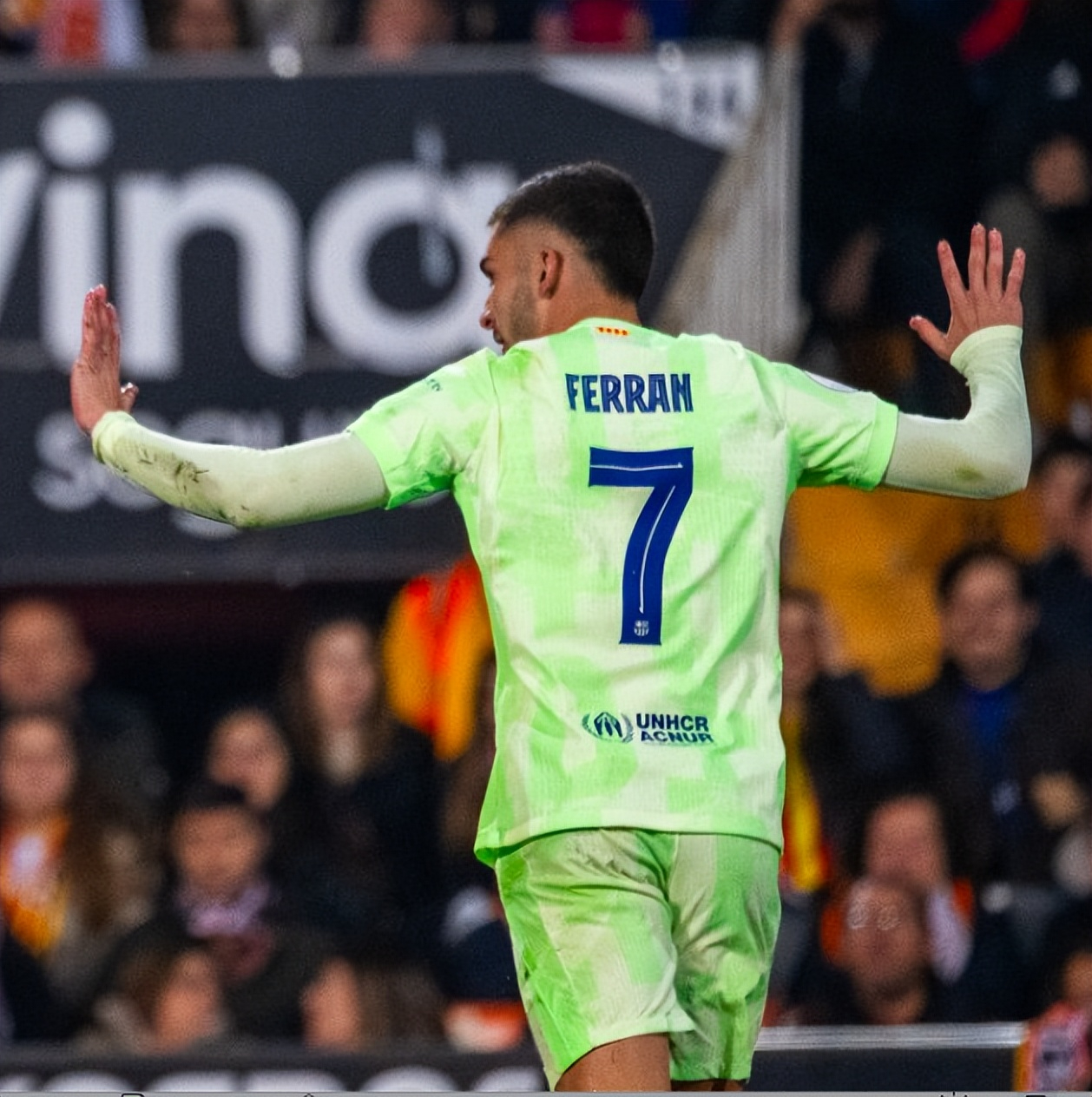 包含国王杯倒计时，巴塞罗那清晨内部沟通，细节引发关注，气氛紧张，控场能力受关注的词条