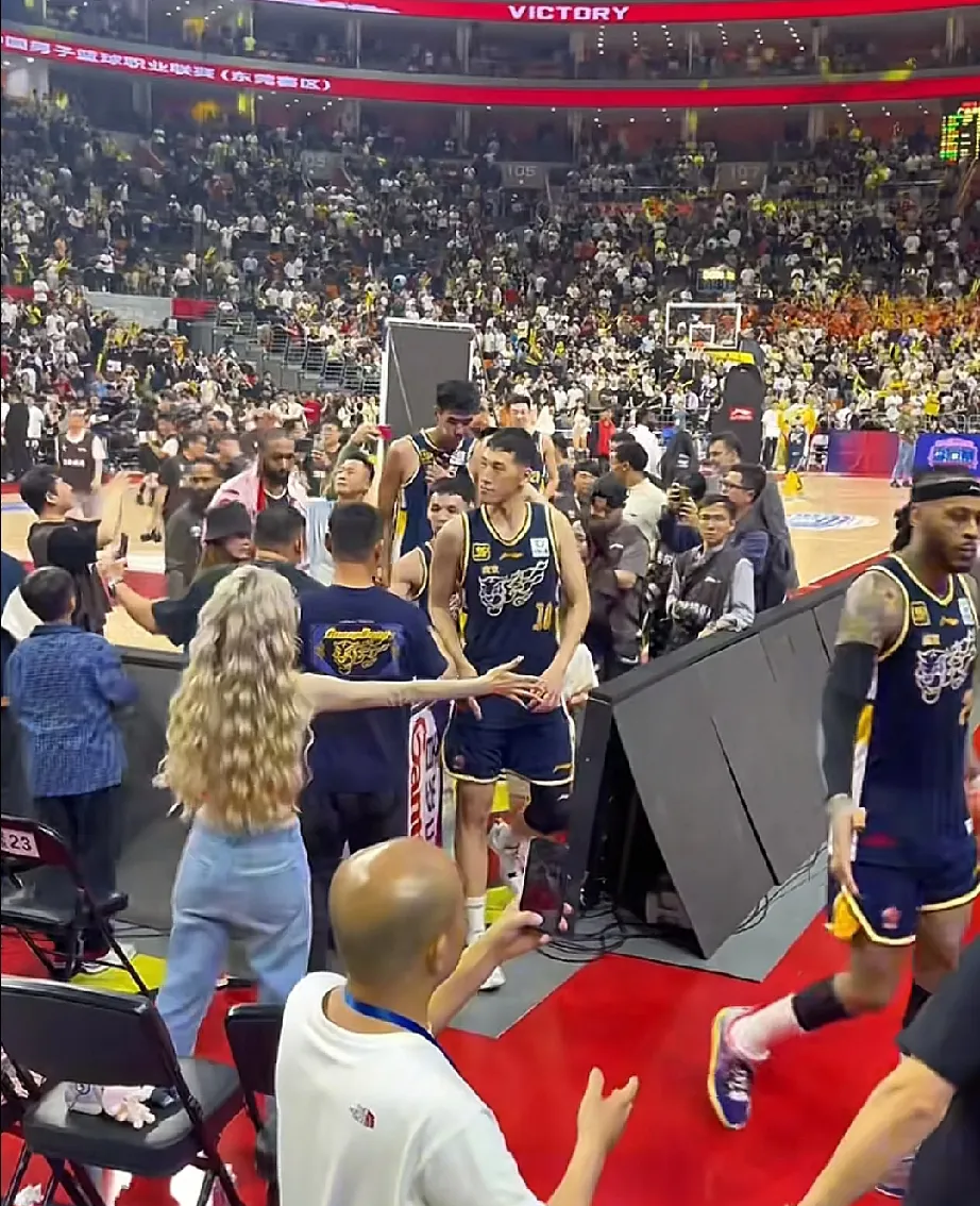 赛后NBA常规赛焦点战，上海海港外线爆发，球迷炸锅，更衣室氛围转暖的简单介绍